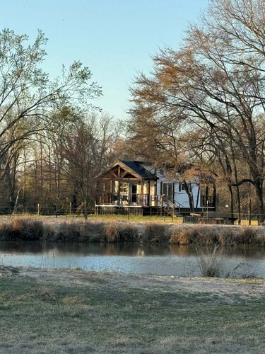 Serene Home Directly Between Houston and Dallas, Beautiful Views, WIFI