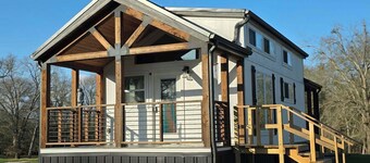 Serene Home Directly Between Houston and Dallas, Beautiful Views, WIFI