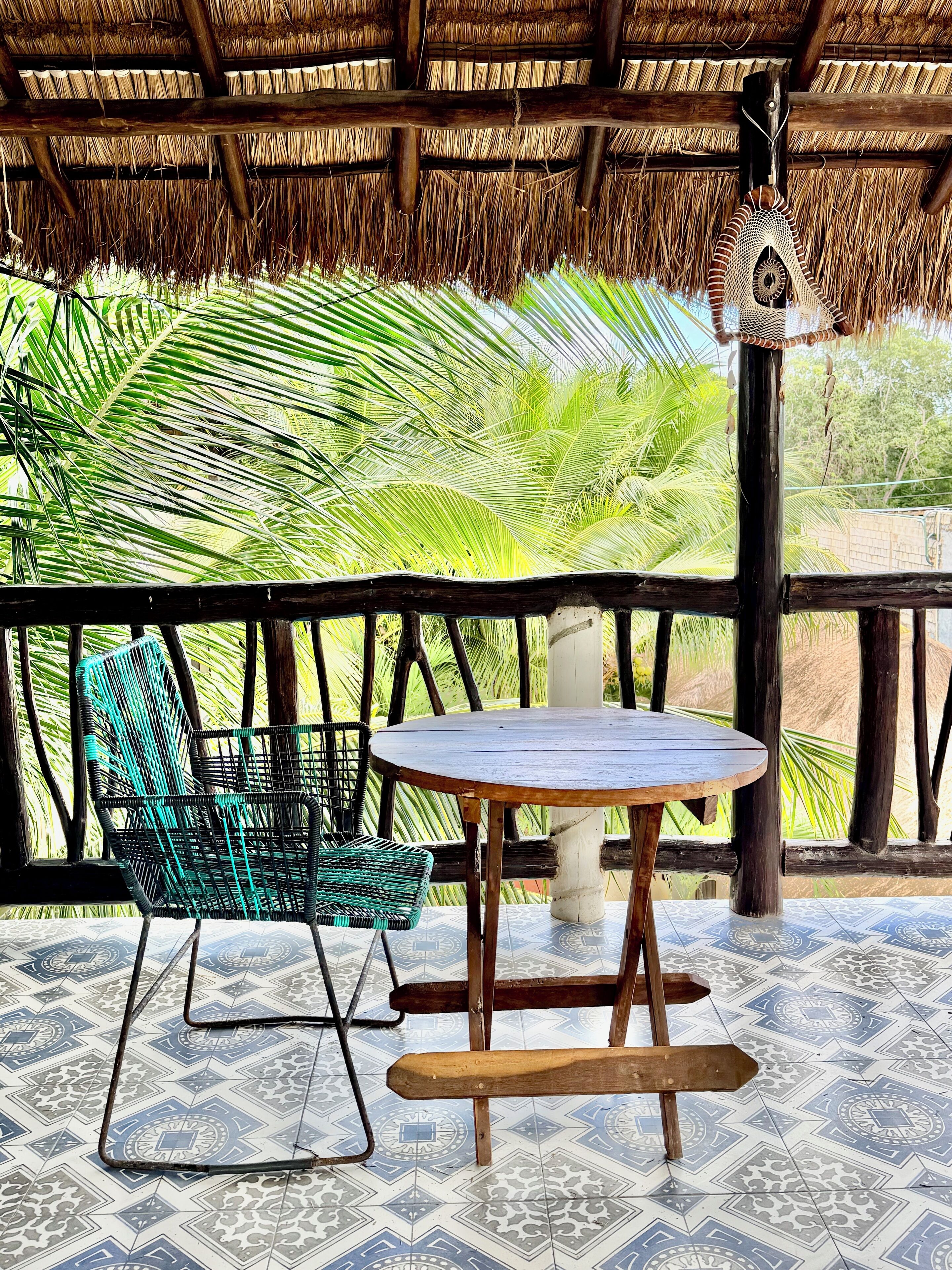 Suite Studio Confort | Coin séjour | TV connectée de 55 pouces avec chaînes numériques, Netflix