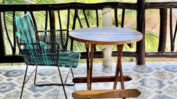 Suite estudio Confort | Área de sala de estar | Smart TV de 55 pulgadas con canales digitales y Netflix