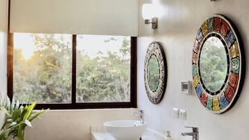 Comfort-studiosuite | Badeværelse | Bruser, hårtørrer, håndklæder, Sæbe