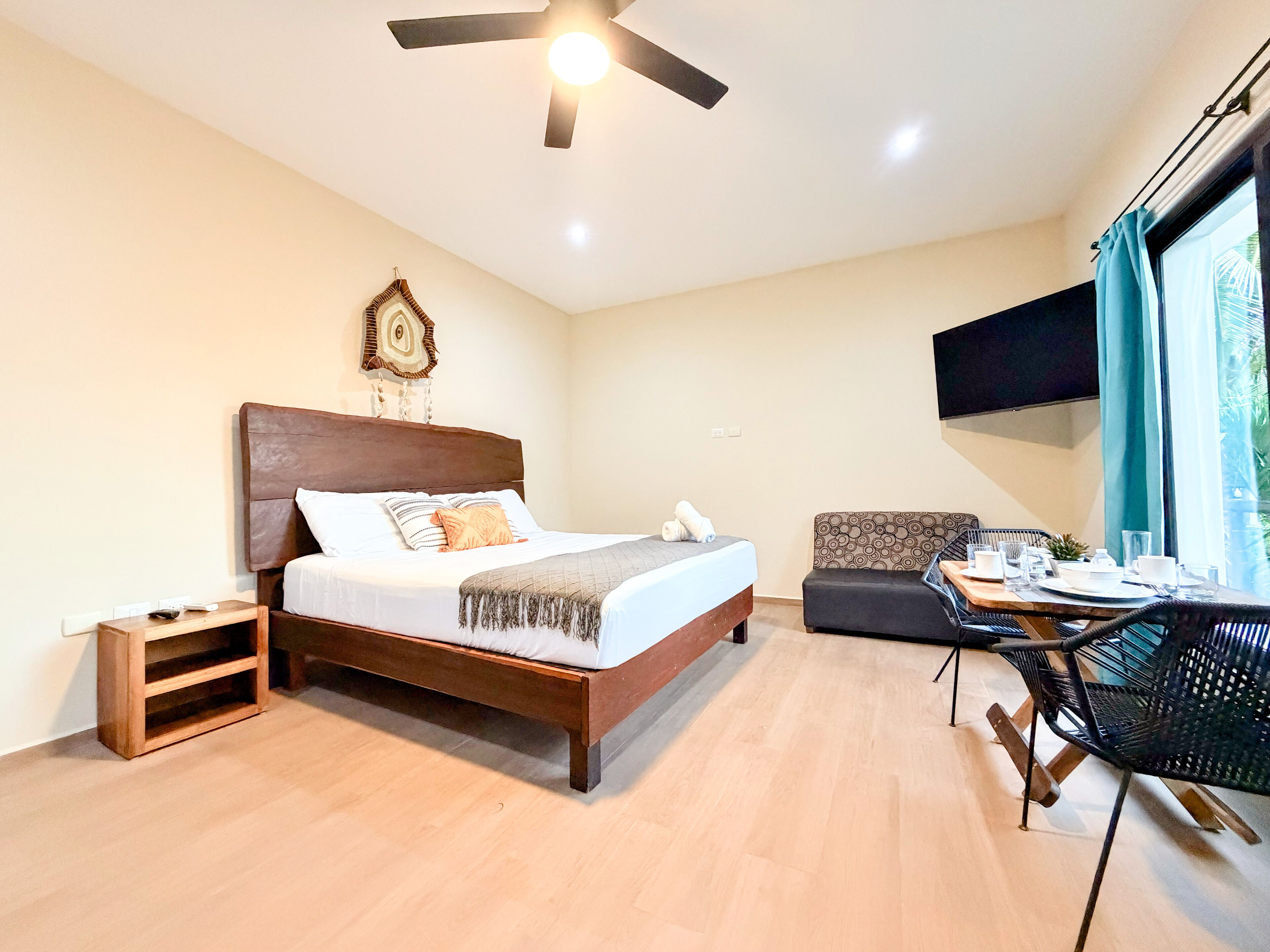 Deluxe Studio Suite | Minibar, in-room safe, free WiFi, bed sheets