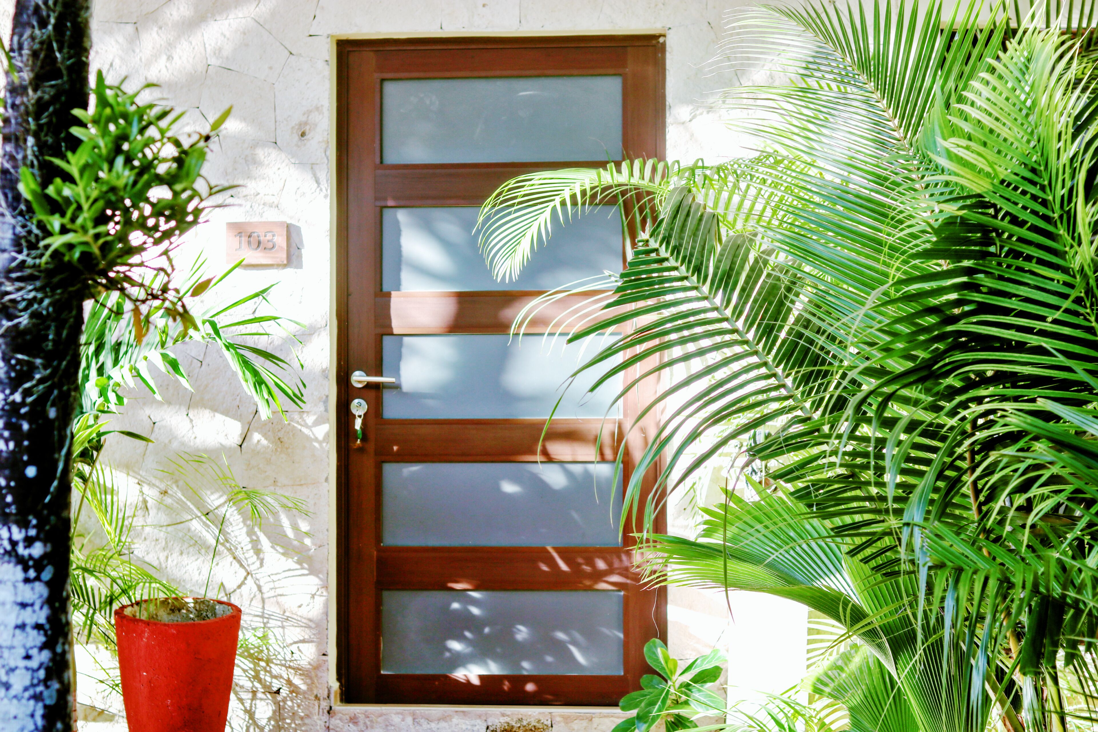 Deluxe Studio Suite, Pool View, Ground Floor | Minibar, in-room safe, free WiFi, bed sheets