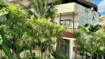 Vista frontal de la propiedad