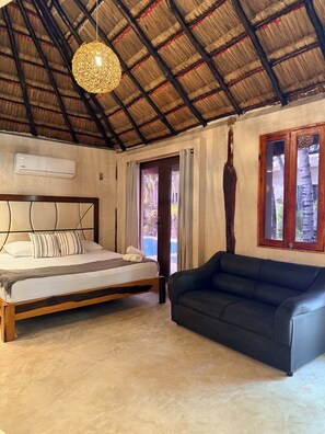 Deluxe-Bungalow, Poolblick | Minibar, Zimmersafe, kostenloses WLAN, Bettwäsche