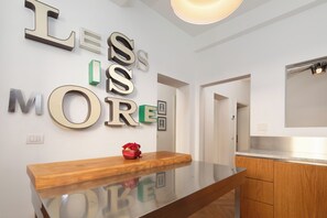 A modern kitchen with a wooden countertop and a glass backsplash. - Palazzuolo by Wynwood House (Florence)