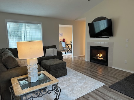 Living area. Kozy Keizer Getaway with Fireplace