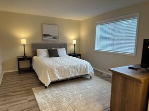 2 bedrooms, iron/ironing board, WiFi, bed sheets - Kozy Keizer Getaway with Fireplace (Keizer)