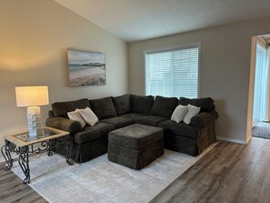 Living area - Kozy Keizer Getaway with Fireplace (Keizer)