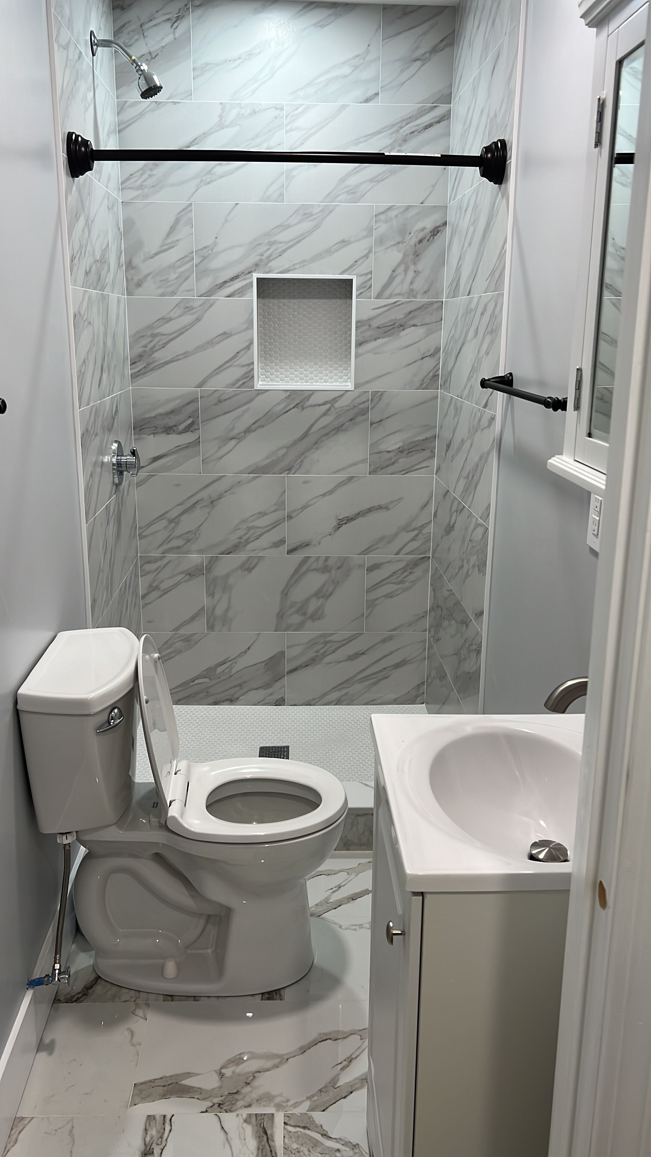 Regadera, secadora de cabello, toallas, papel de baño 