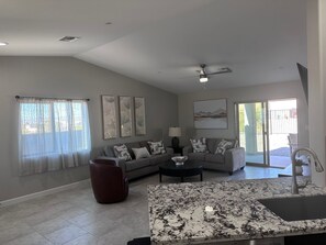 Smart TV - 3-bedroom house in lovely Lake Havasu with cool AC (LAKE HAVASU)