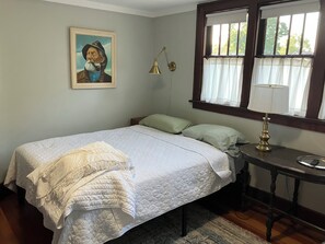 Iron/ironing board, WiFi, bed sheets - Location, Location, Location! Holland Historic District Charmer! (Holland)