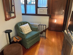 TV - Location, Location, Location! Holland Historic District Charmer! (Holland)