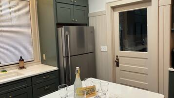 Coffee/tea maker, microwave, oven, stovetop