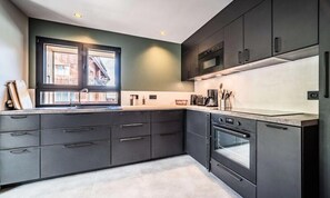 Fridge, oven, dishwasher, coffee/tea maker - Apartment in Morzine Near Ski Slopes (Morzine)