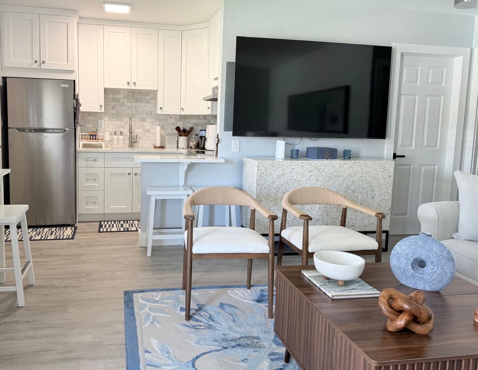 スマートテレビ、DVD プレーヤー、書庫