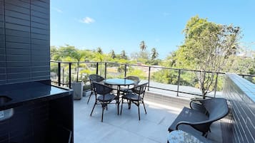 Exclusive Apartment | Outdoor dining