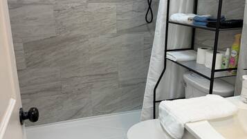 Een douche, een haardroger, handdoeken, zeep