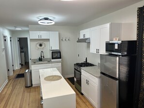 Kjøleskap, mikrobølgeovn, ovn og kokeplater