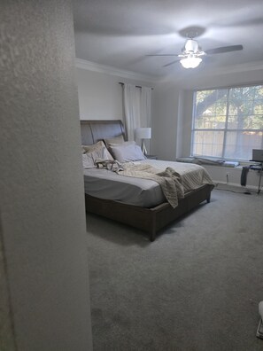 5 bedrooms, iron/ironing board, internet, bed sheets