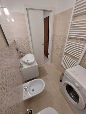 Asciugacapelli, bidet, asciugamani, sapone