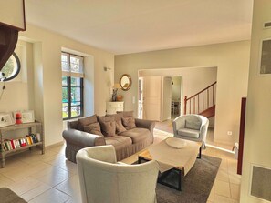Smart TV, books - Les Oliviers de Saint-Julien - with swimming pool (Saint-Julien-de-Lampon)