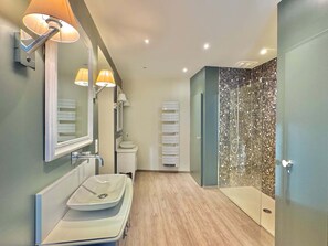 Shower, towels - Les Oliviers de Saint-Julien - with swimming pool (Saint-Julien-de-Lampon)