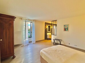 3 habitaciones, tabla de planchar con plancha y cuna de viaje 
