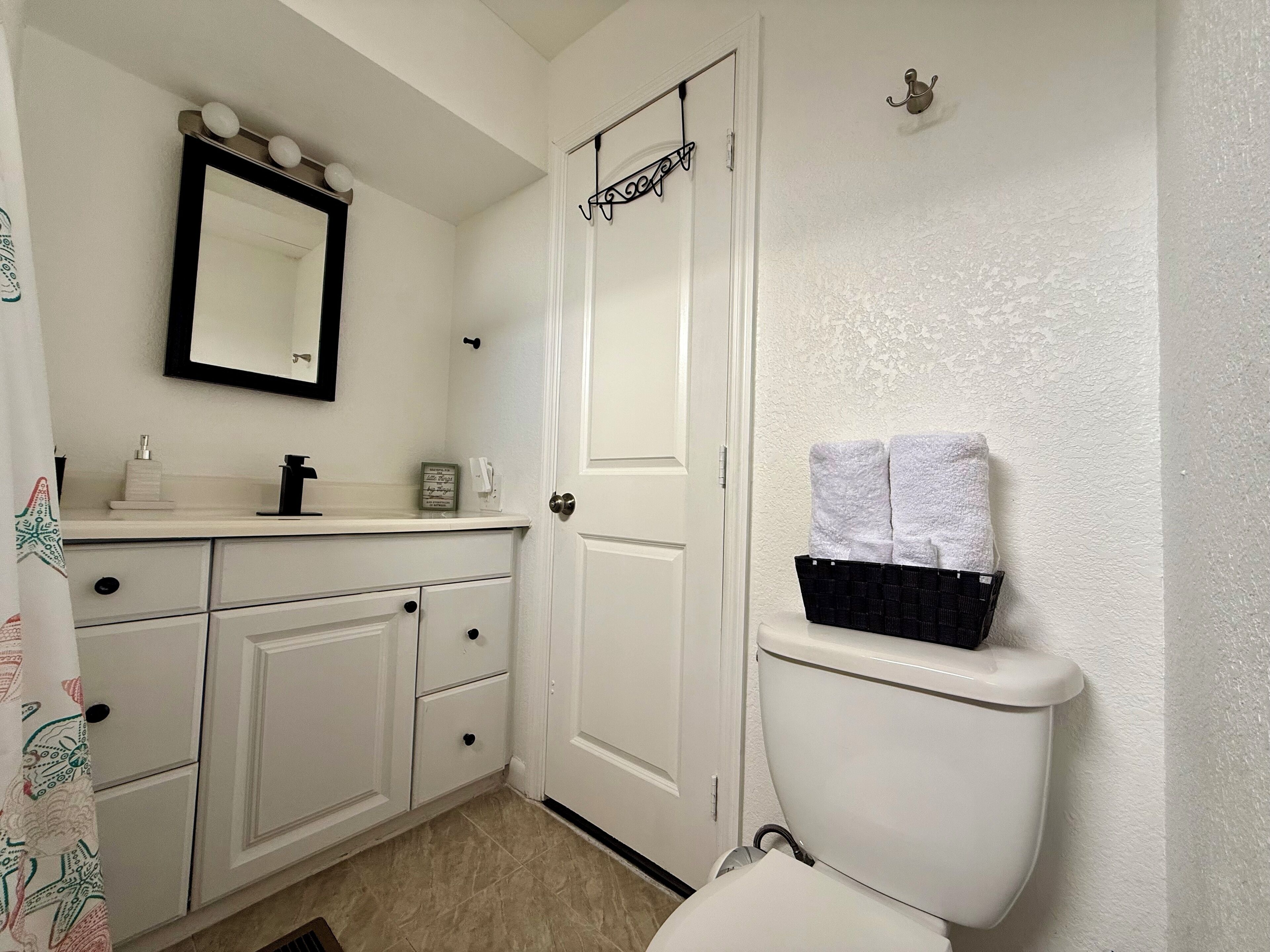 Douche, sèche-cheveux, serviettes fournies, savon