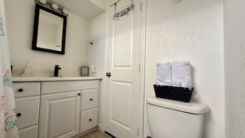 Douche, sèche-cheveux, serviettes fournies, savon