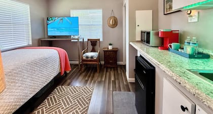 Cozy Room with Private Entry + Bathroom âą Near Beaches & PGA Mall