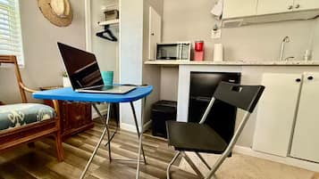 KĂŒhlschrank, Mikrowelle, Wasserkocher mit Kaffee-/Teezubehör