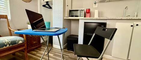 Geladeira, micro-ondas, cafeteira/chaleira, chaleira elétrica