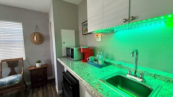 Refrigerador, microondas, cafetera/tetera, tetera/pava eléctrica