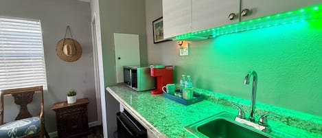 Réfrigérateur, four à micro-ondes, cafetiÚre-théiÚre