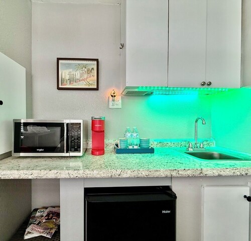 Cozy Room. Private Entry + Bathroom • Near Beaches, Gardens Mall & PGA National.
