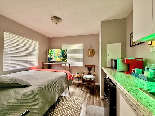 Cozy Room. Private Entry + Bathroom • Near Beaches, Gardens Mall & PGA National.