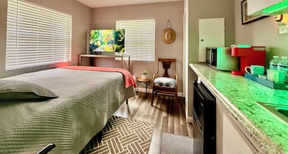 Cozy Room. Private Entry + Bathroom • Near Beaches, Gardens Mall & PGA National.