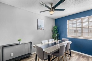 Dining - 3 Min Walk to AT&T | 2BR | Parking + Pets + Gym (Arlington)