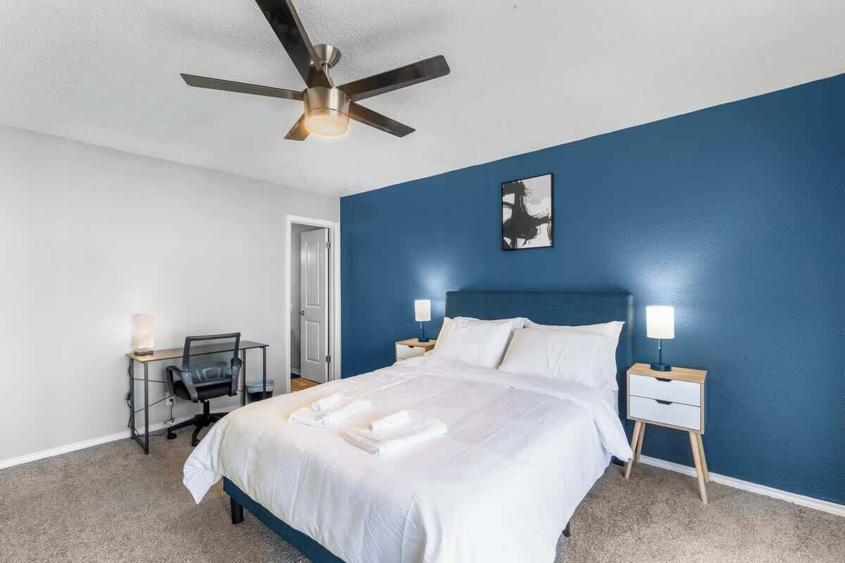 Een strijkplank/strijkijzer, gratis wifi, beddengoed