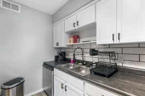 Een koelkast, een magnetron, een oven, een kookplaat