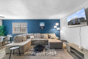 Smart TV - 3 Min Walk to AT&T | 2BR | Parking + Pets + Gym (Arlington)