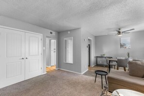 Smart TV - 3 Min Walk to AT&T | 2BR | Parking + Pets + Gym (Arlington)