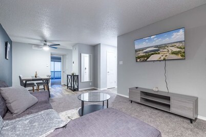 Arlington 1BR | AT&T, Globe Life, 6 Flags, Parking