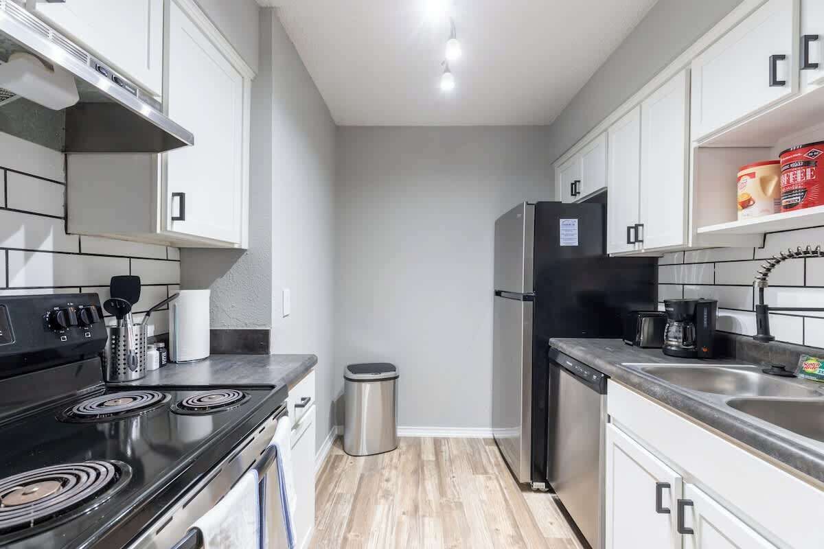 Een koelkast, een oven, een kookplaat, een vaatwasser