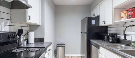 Een koelkast, een oven, een kookplaat, een vaatwasser