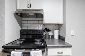 Fridge, microwave, oven, stovetop - 3 Min Walk to AT&T | 1BR | Parking + Pets + Gym (Arlington)