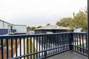 Property grounds - Walk to AT&T Stadium - Modern 1BR Game Day Stay (Arlington)