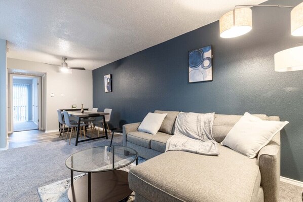 Smart TV - 3 Min Walk to AT&T | 1BR | Parking + Pets + Gym (Arlington)