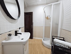 Shower, hair dryer, towels, soap - Large apartment for groups in Madrid Centro, SOL (Madrid)